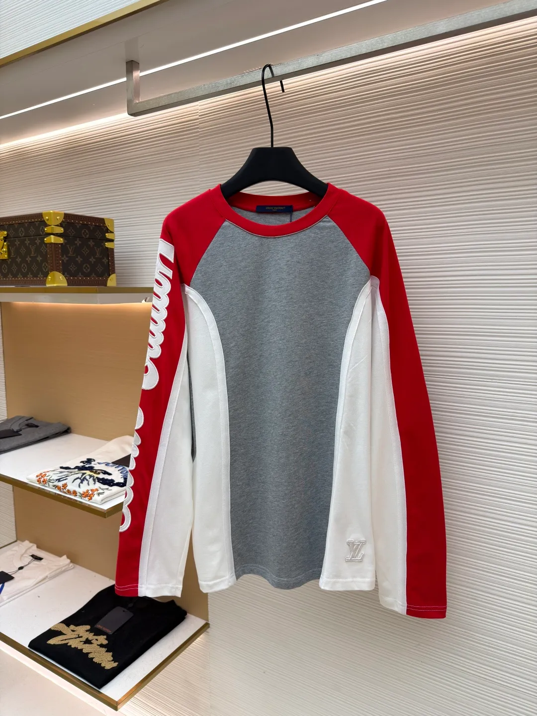 LOUIS VUITTON SKI ski series color matching long sleeves ●Original version: purchased and developed by 10407 ●Item number: 1681669-A55 ●Fabric: cotton fabric ●Technology: embroidery production ●Color: red, white and gray ●Version: fitted version ●Weight: about 410 grams ●Size: S-M-L-XL ●Description: This long-sleeved top is designed with multi-color splicing. The main body is made of high-quality pure cotton fabric. It feels soft, skin-friendly and has good breathability. The shoulders and sleeves use contrasting splicing technology. The red and white splicing lines are smooth and natural, showing superb tailoring technology. The three-dimensional embroidered letter pattern on the left arm adopts multi-layer embroidery technology. The lines are full and three-dimensional, rich in layering, and highlight the brand recognition. The gray area on the chest uses seamless splicing technology to ensure that the overall shape is smooth and crisp. The cuffs and hem adopt fine double-thread seaming technology to enhance durability and prevent seams from opening. The hemming at the neckline is delicate and comfortable to wear without rubbing against the skin. The overall workmanship is fine, and every stitch is even and neat, reflecting the high-quality production process. The overall wiring is straight and delicate, the fabric is comfortable and soft, and the color is consistent without color difference. It can be matched with the same style to create a fashionable look and control various occasions. Customized accessories, complete with three standards, same style for men and women!